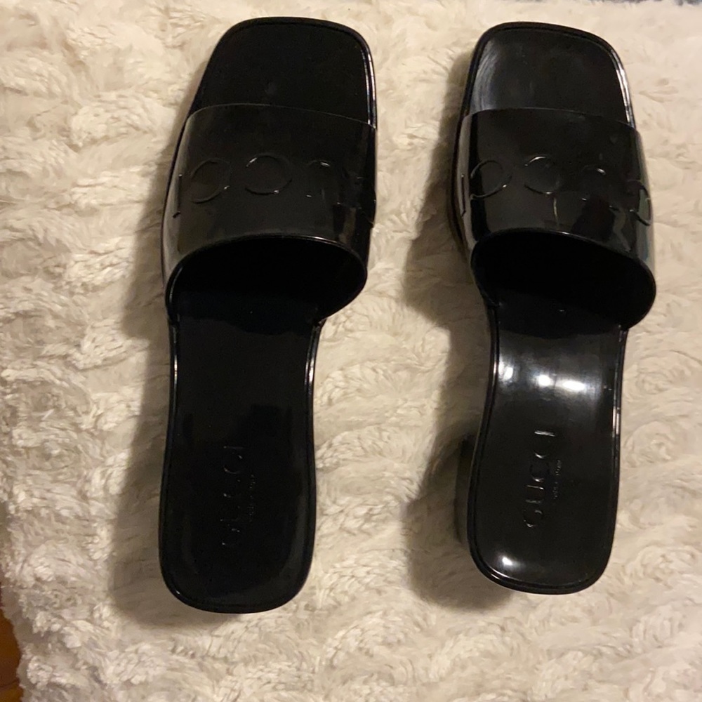 Black slides for summer 2022